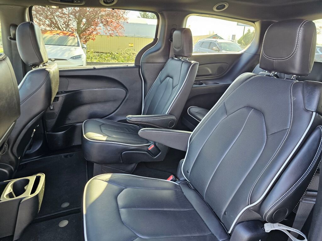 Used 2026 Chrysler Pacifica Limited image 20