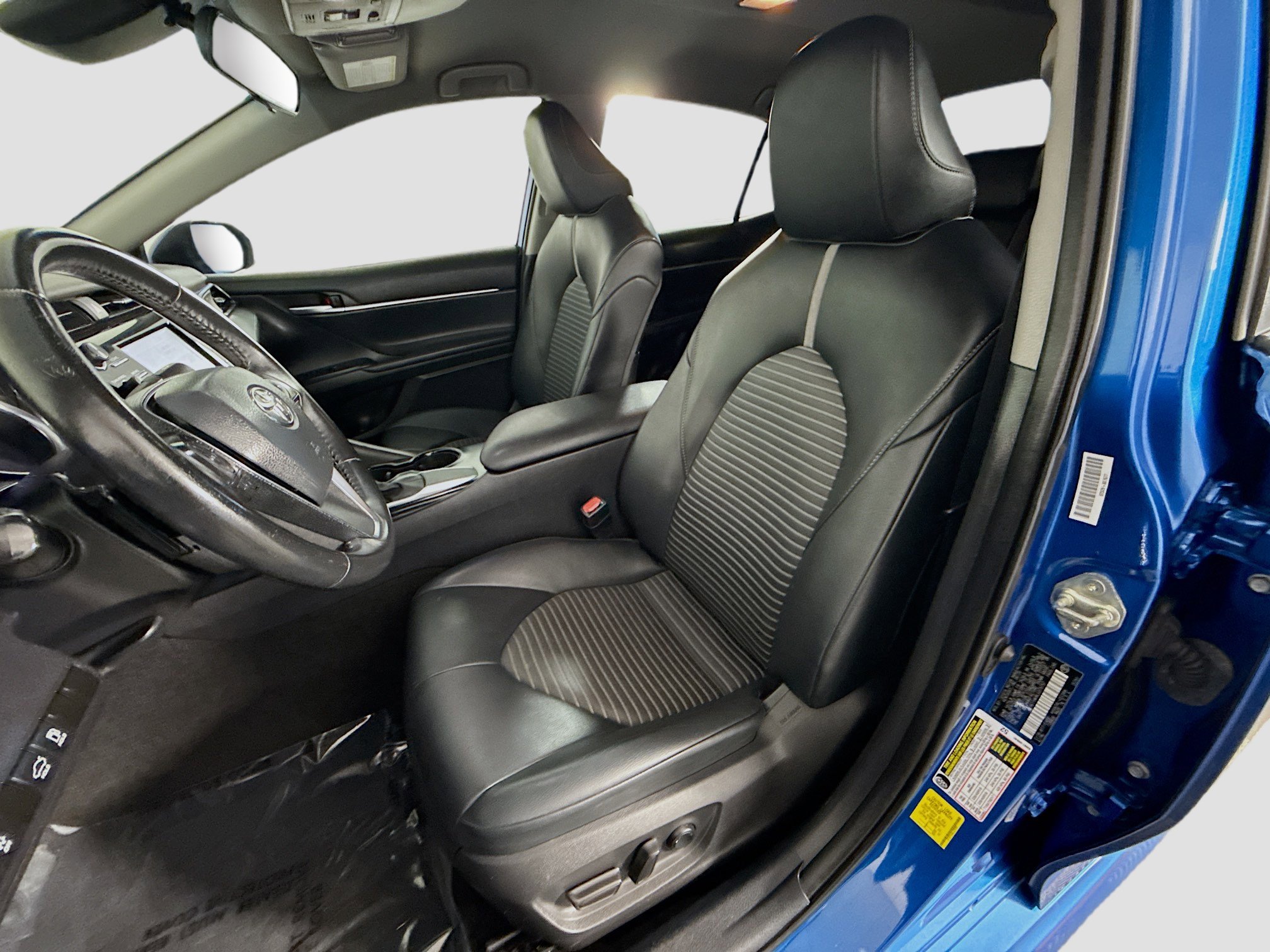 Used 2020 Toyota Camry SE w/ Carpet Mat Package image 21