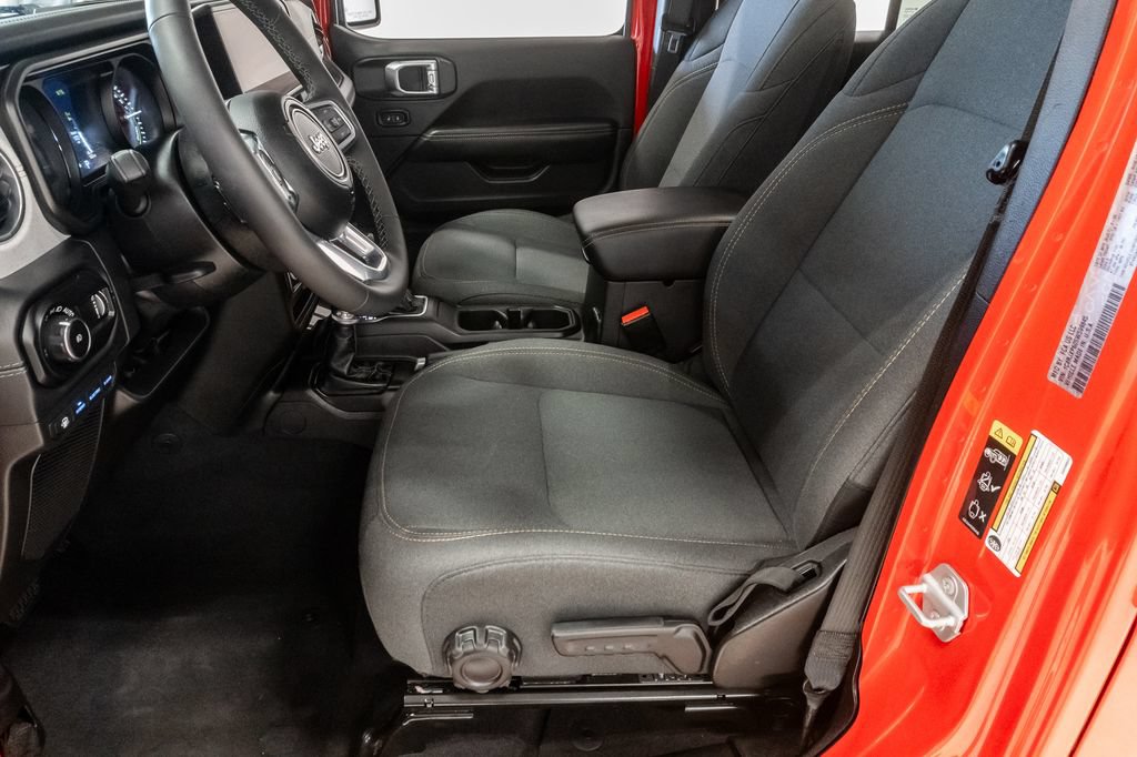 Used 2025 Jeep Wrangler Unlimited Sahara w/ Safety Group AWD/4WD image 11