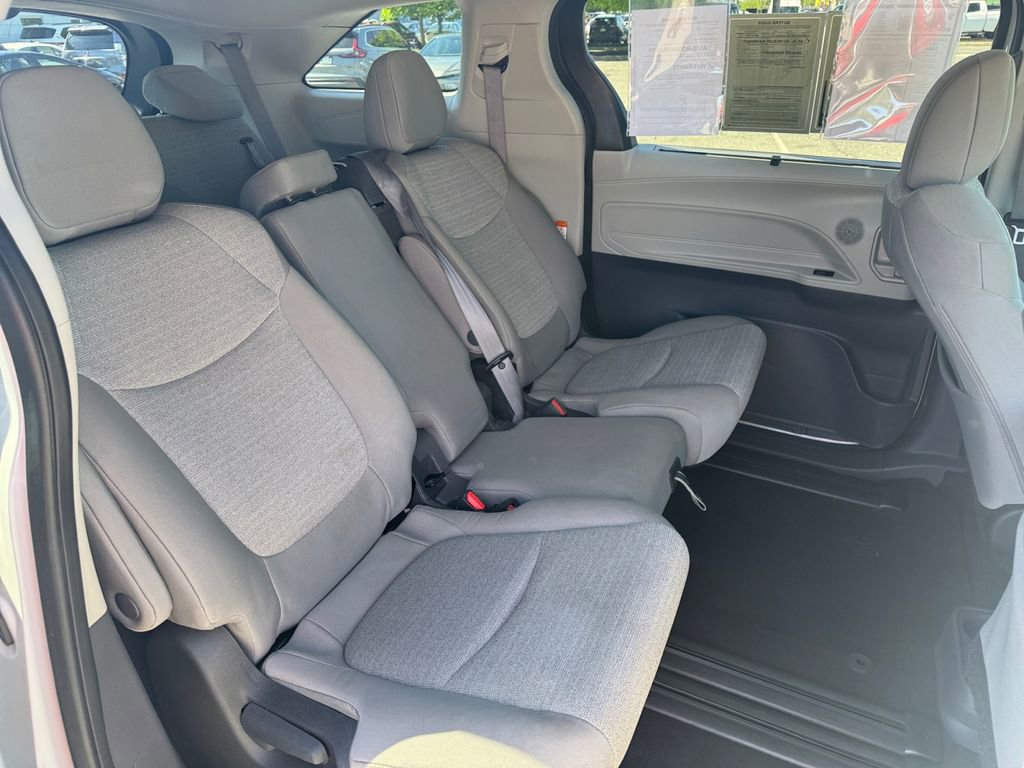 Used 2024 Toyota Sienna LE FWD image 18
