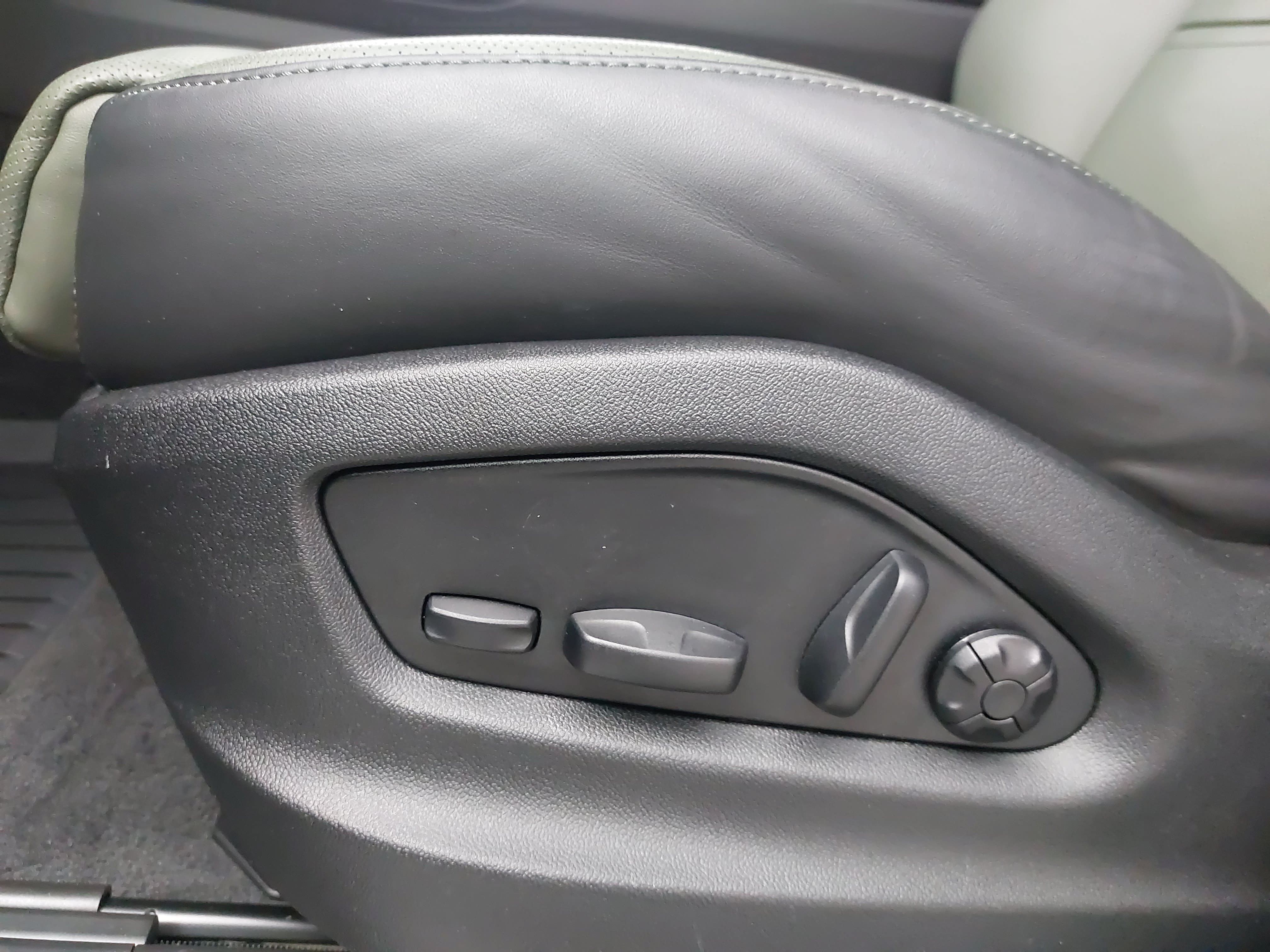 Certified 2025 Porsche Cayenne E-Hybrid AWD/4WD image 31