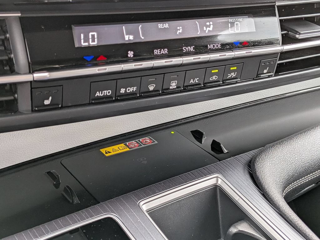 Used 2026 Toyota Sienna XLE FWD image 25