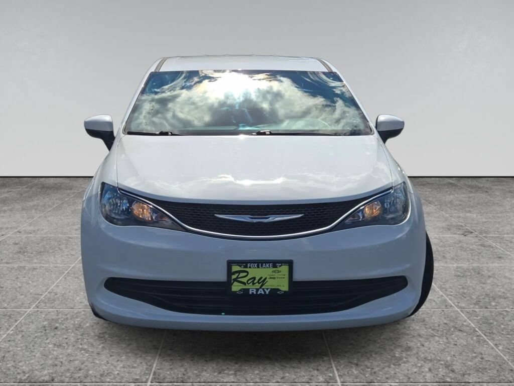 Used 2017 Chrysler Pacifica Touring FWD image 2