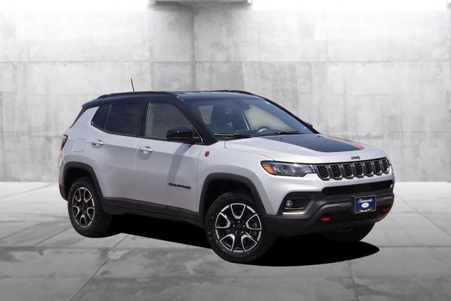 Used 2024 Jeep Compass Trailhawk AWD/4WD image 2