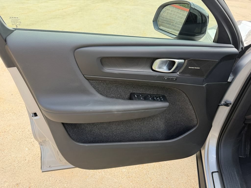 Certified 2023 Volvo C40 P8 Recharge Ultimate w/ Protection Package Premier AWD/4WD image 9