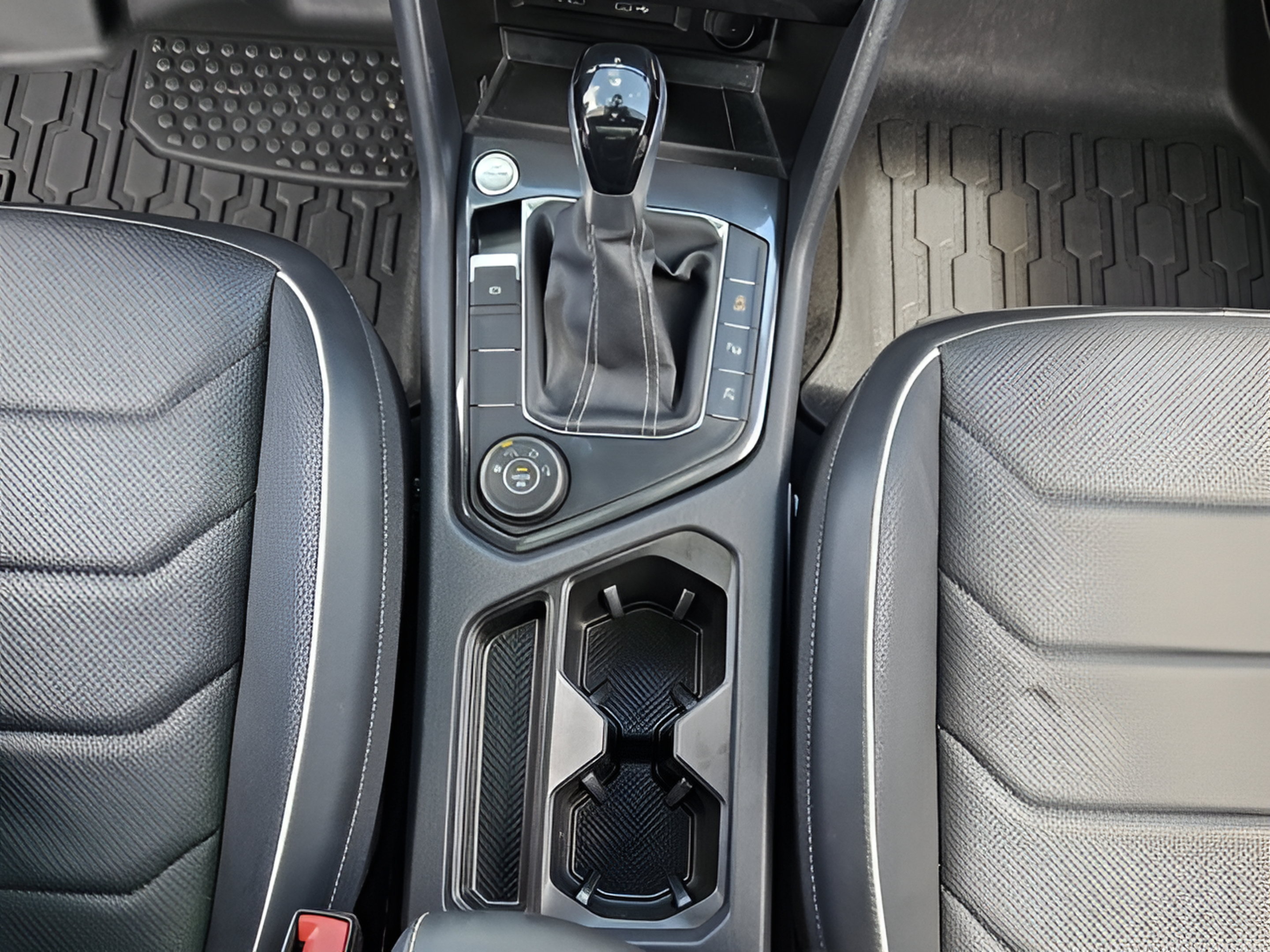 Used 2023 Volkswagen Tiguan SEL R-Line AWD/4WD image 16