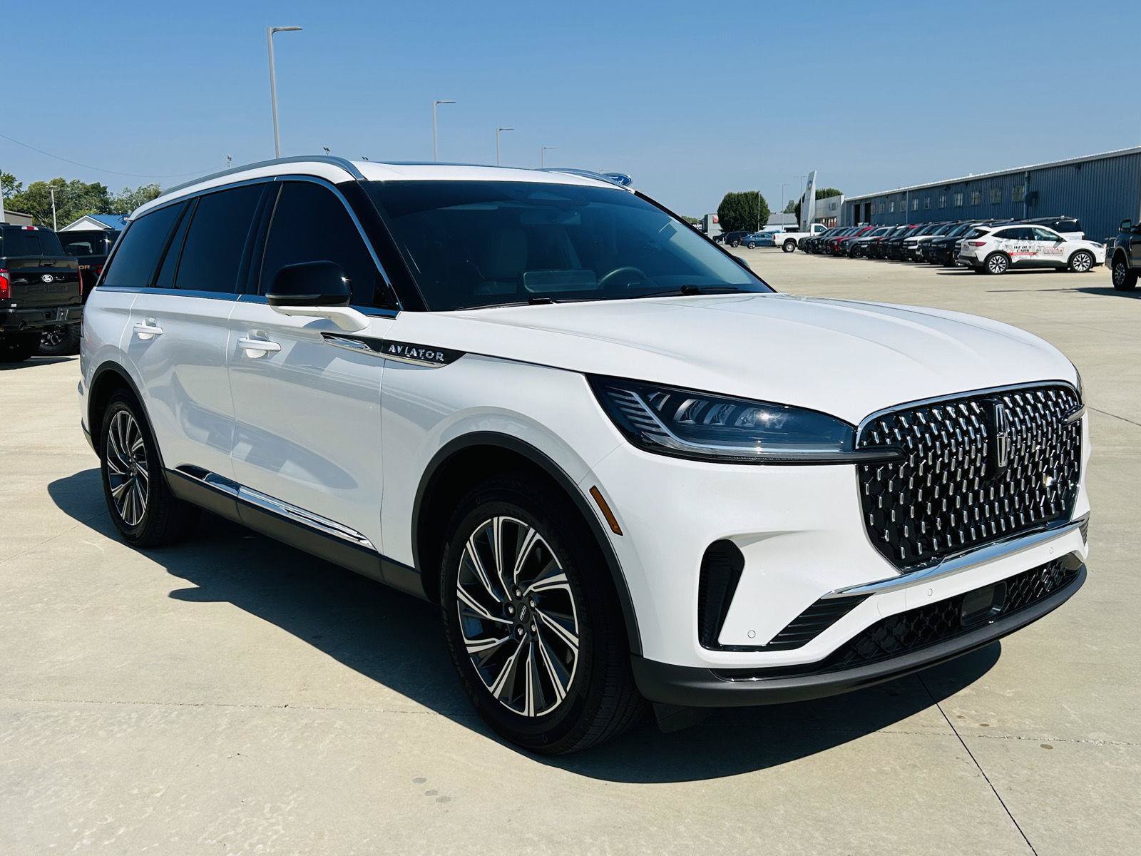 Used 2025 Lincoln Aviator AWD image 2