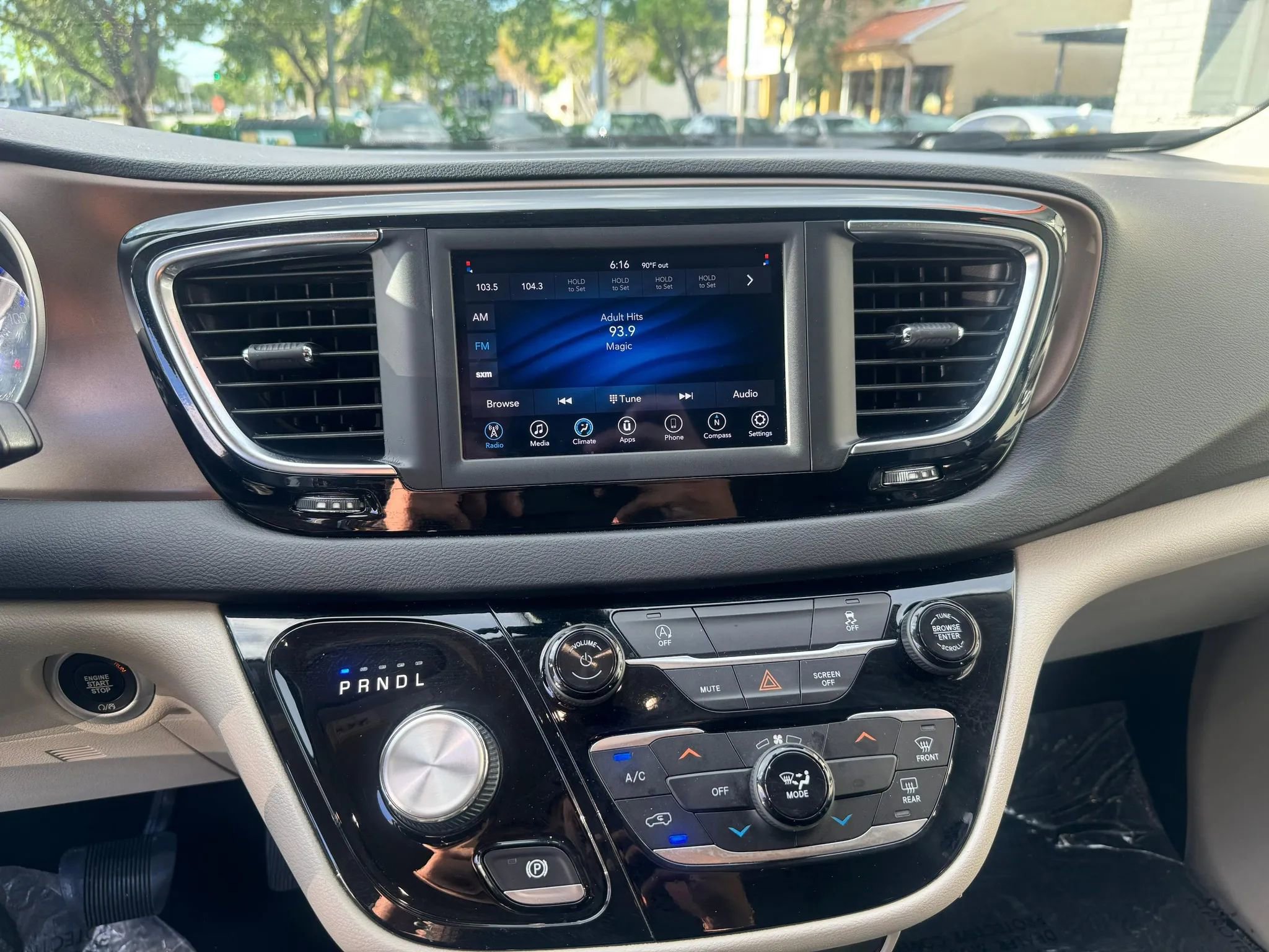 Used 2020 Chrysler Voyager Lxi FWD image 19