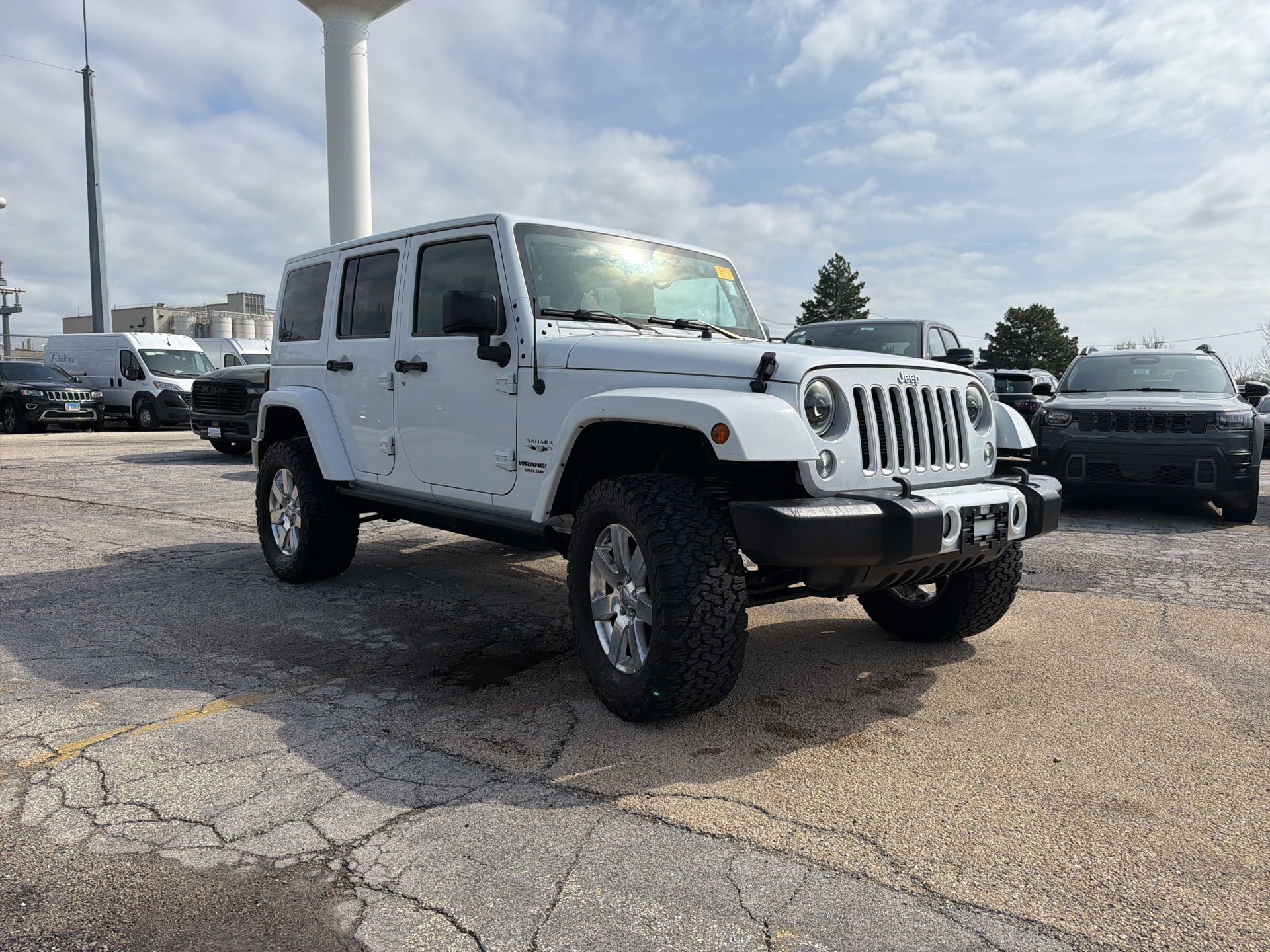 Used 2016 Jeep Wrangler Unlimited Sahara w/ Connectivity Group image 7