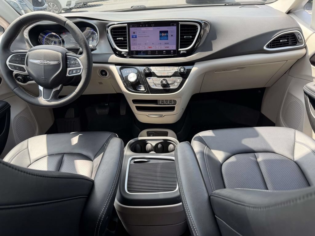 Used 2024 Chrysler Pacifica Touring-L FWD image 19