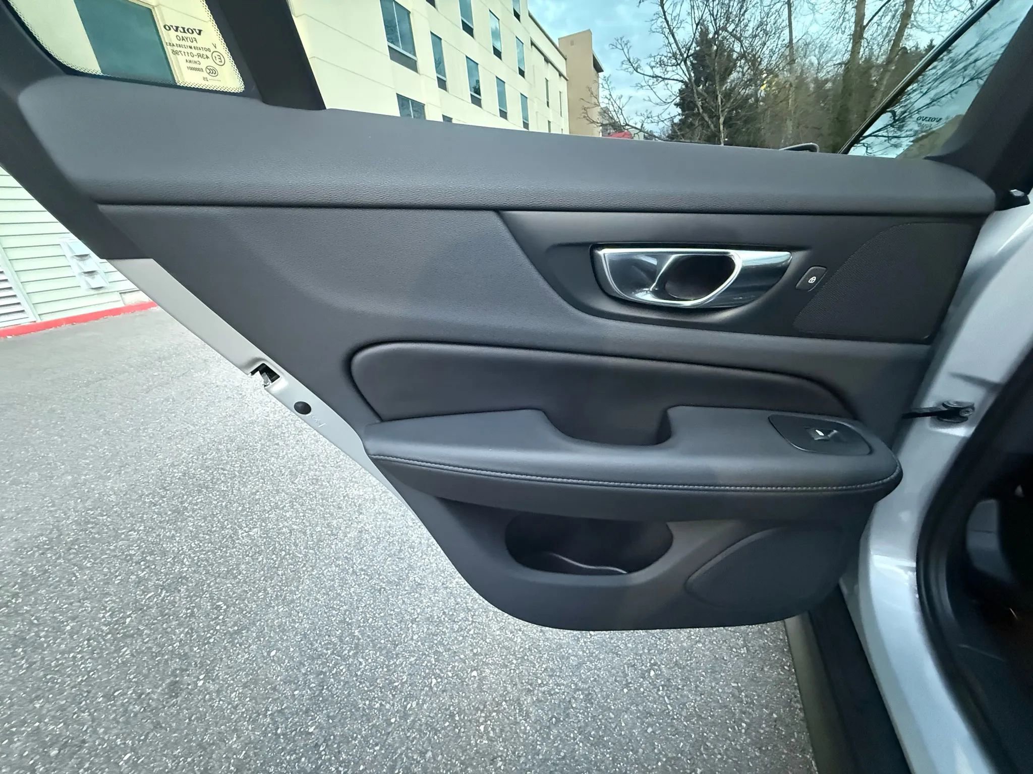 Used 2025 Volvo V60 B5 Cross Country Plus image 23