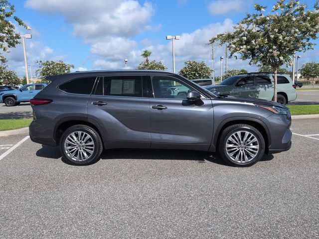 Used 2023 Toyota Highlander Platinum FWD image 3