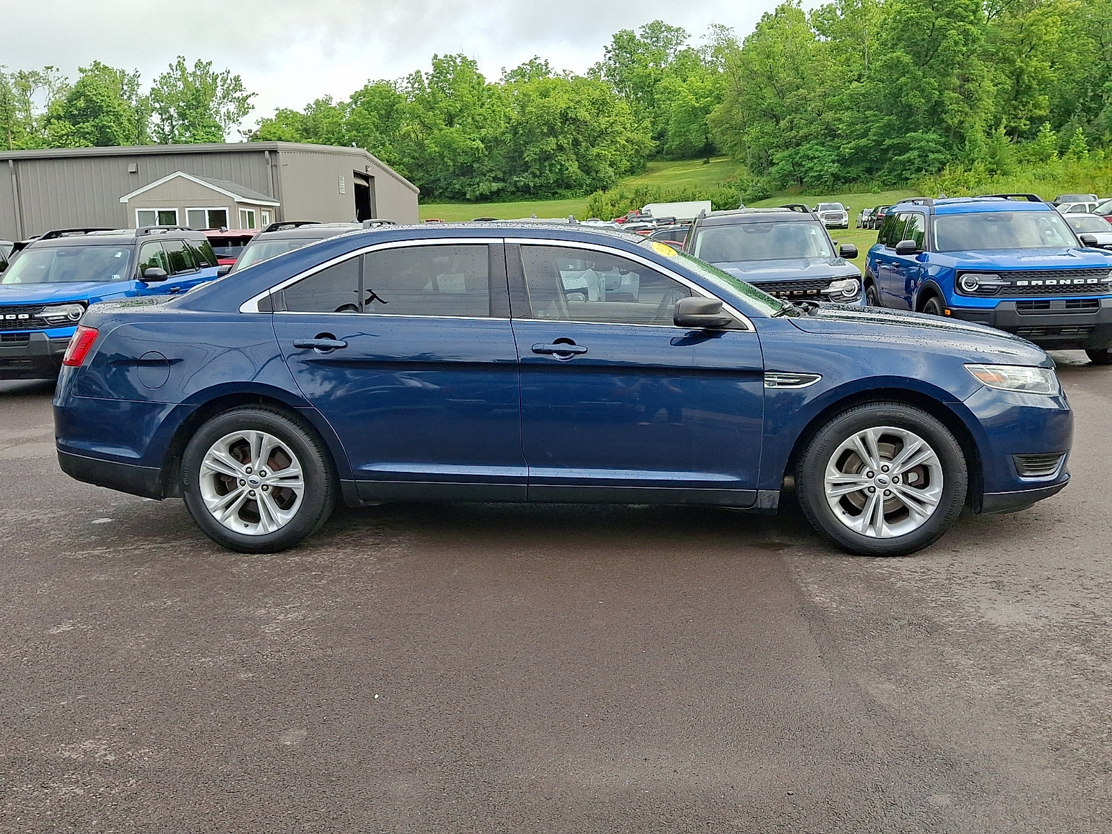 Certified 2017 Ford Taurus SE FWD image 12