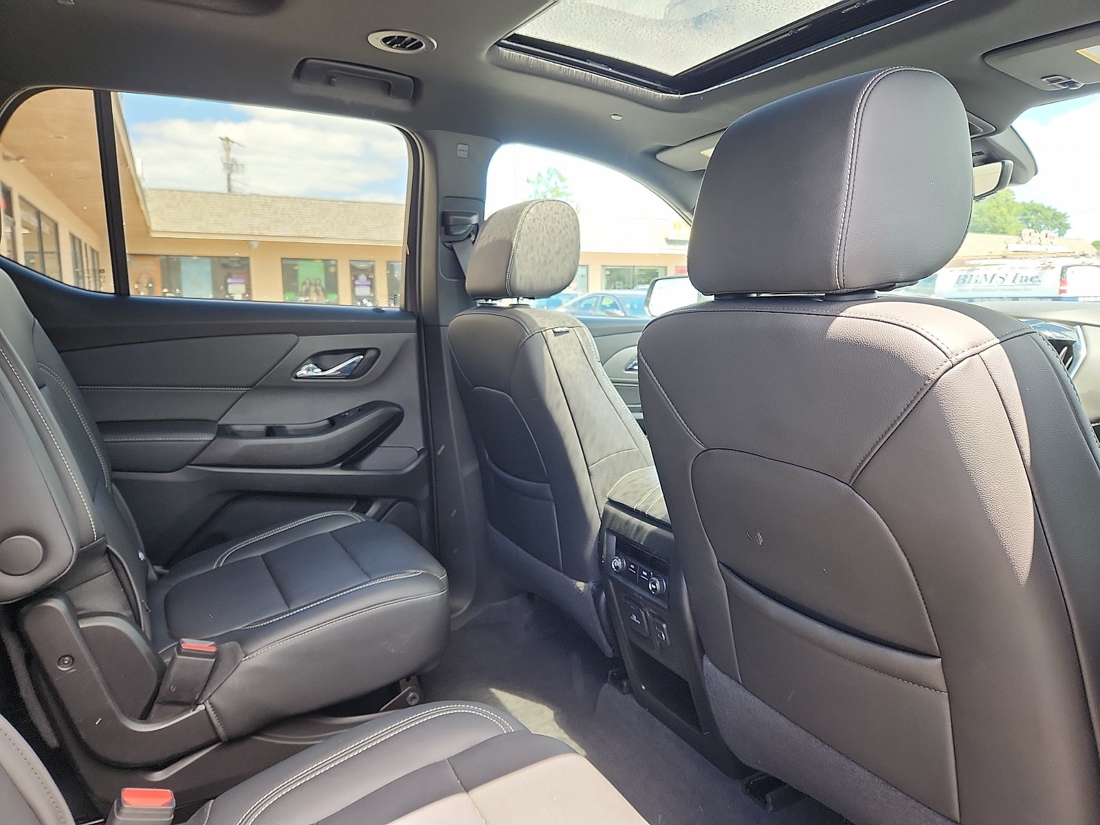 Used 2023 Chevrolet Traverse LT w/ LT Premium Package AWD/4WD image 30