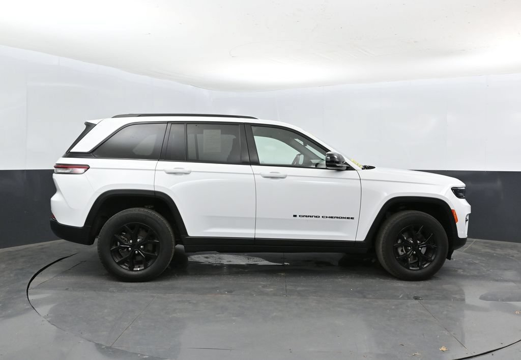 Used 2025 Jeep Grand Cherokee Altitude AWD/4WD image 5