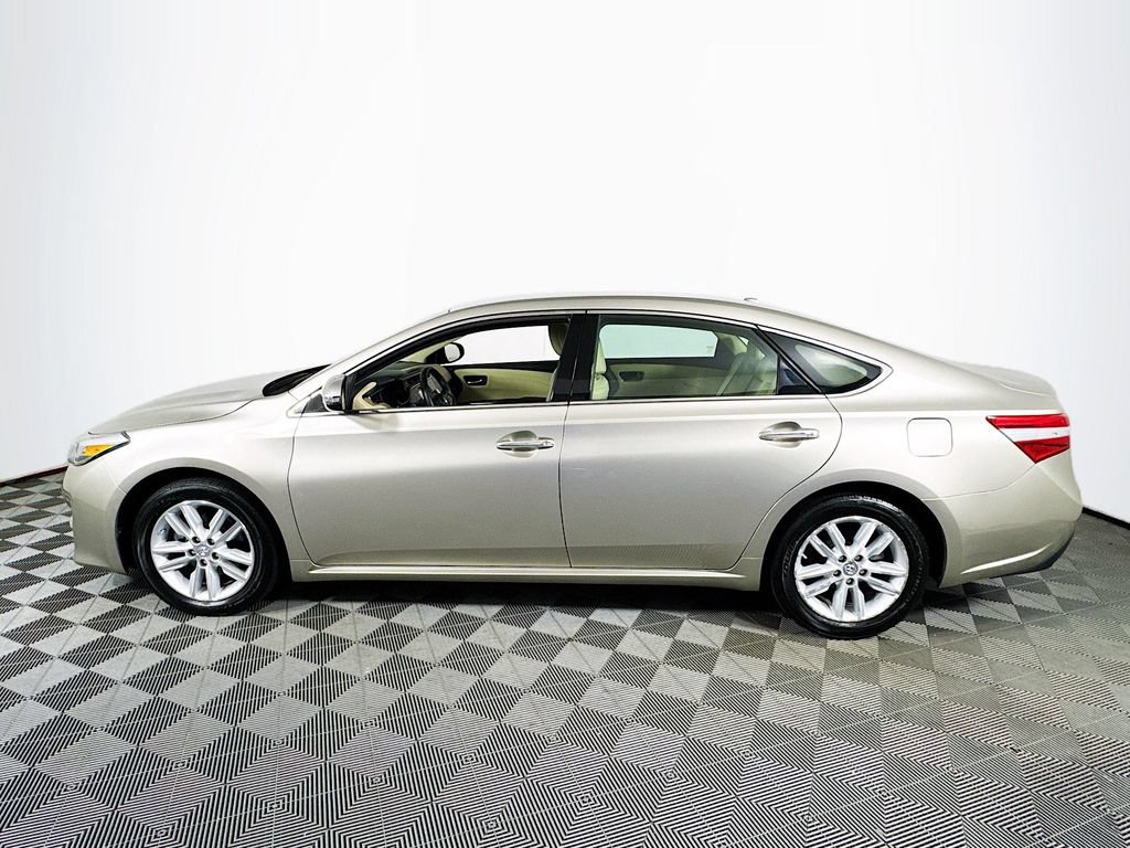 Used 2015 Toyota Avalon XLE FWD image 4