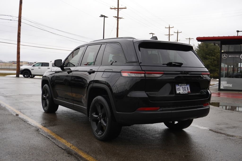 Used 2023 Jeep Grand Cherokee Altitude image 5