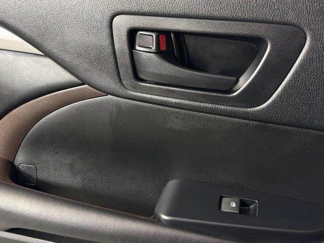 Used 2018 Toyota Highlander Plus FWD image 26