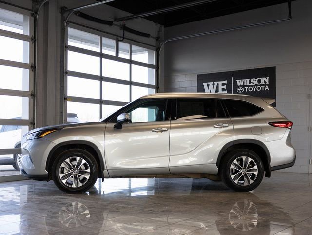 Used 2022 Toyota Highlander XLE AWD/4WD image 1
