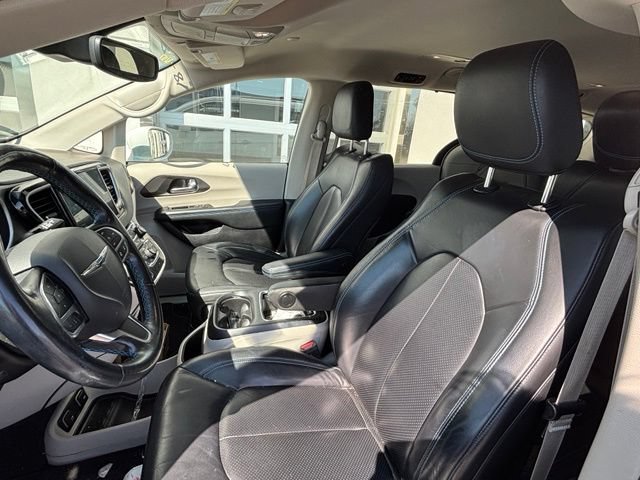 Used 2021 Chrysler Pacifica Touring-L FWD image 5