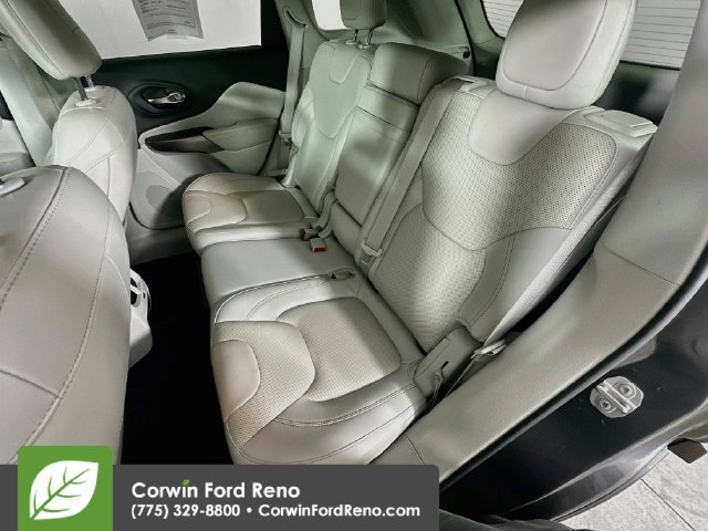 Used 2019 Jeep Cherokee Overland w/ Technology Group AWD/4WD image 28