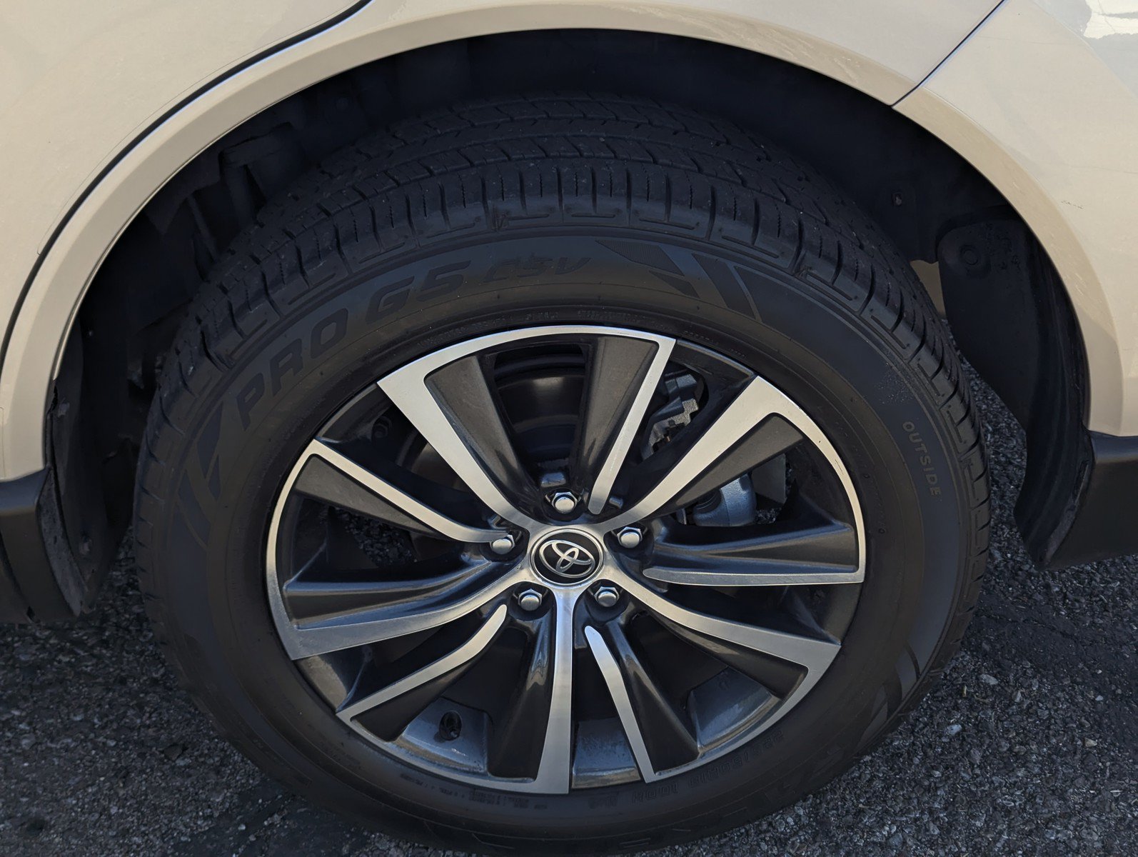 Used 2021 Toyota Venza LE w/ Carpet Mat Package (TMS) AWD/4WD image 7