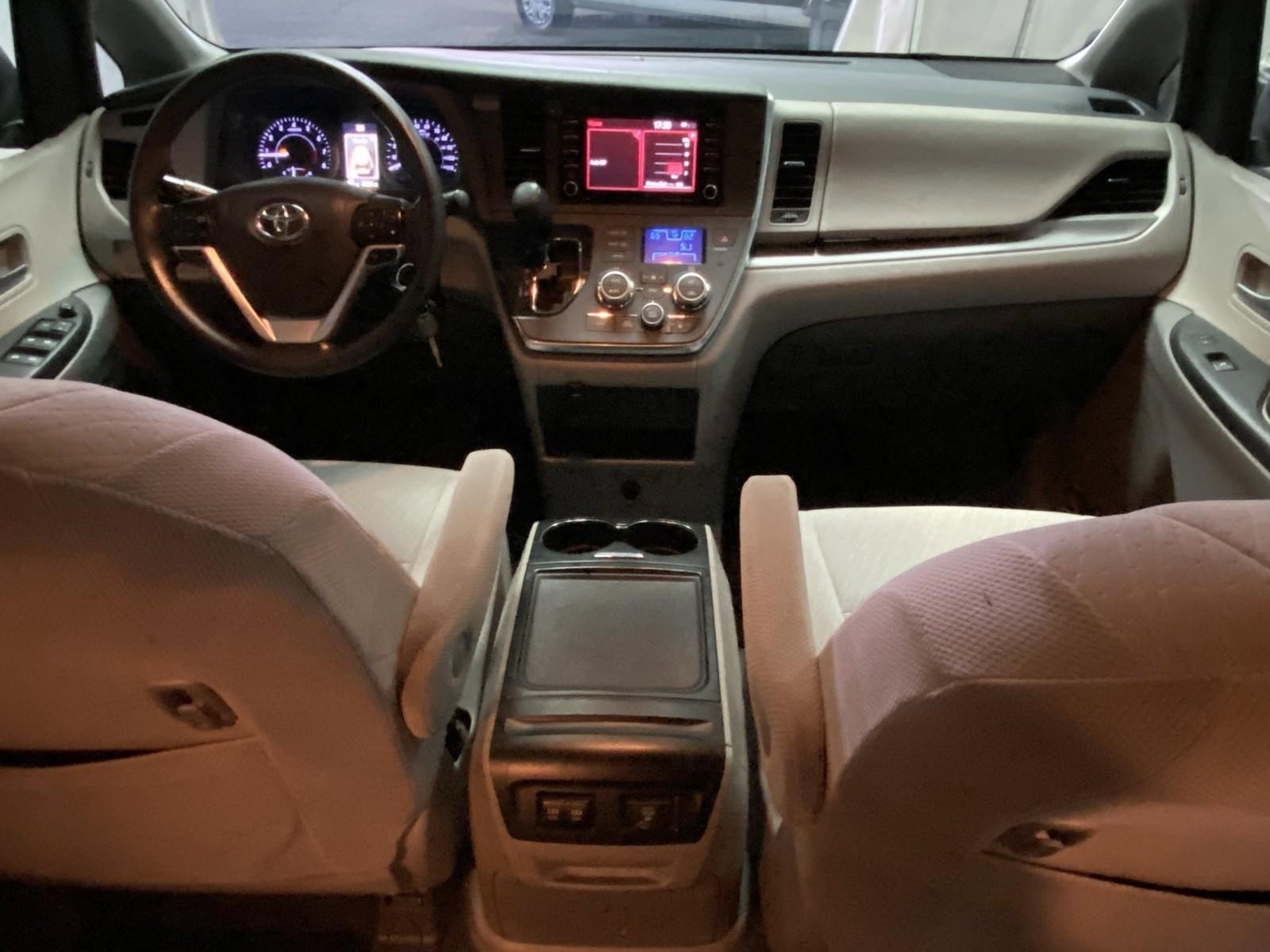 Used 2018 Toyota Sienna LE w/ Carpet Mat Package image 14