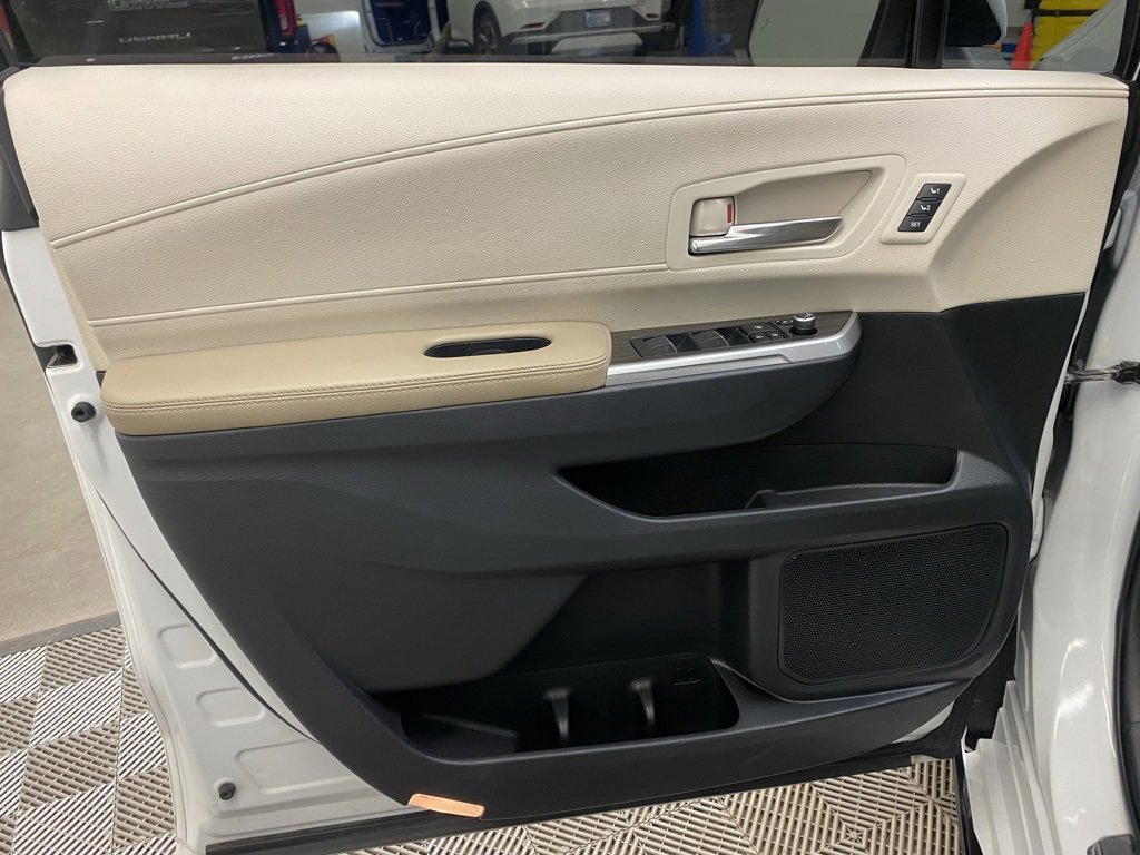 Used 2022 Toyota Sienna Limited image 25