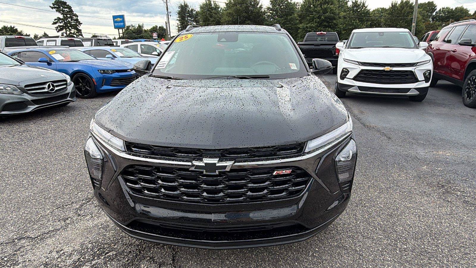 Used 2025 Chevrolet Trax RS w/ Sunroof Package FWD image 2