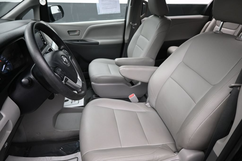 Used 2020 Toyota Sienna L FWD image 25