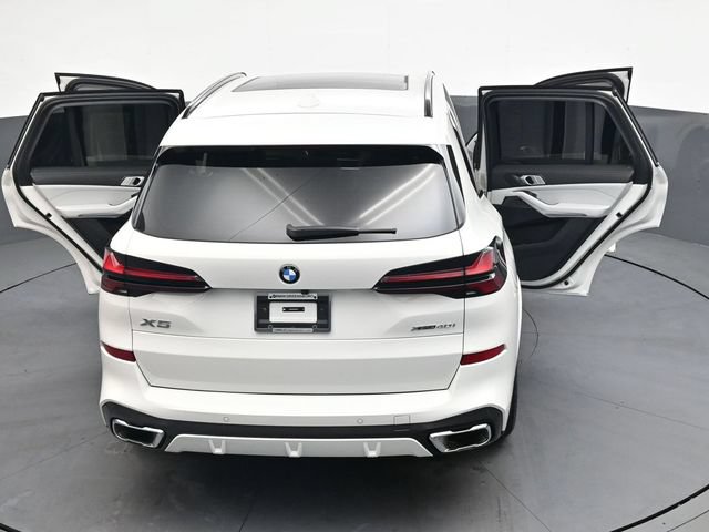Used 2025 BMW X5 xDrive40i w/ M Sport Package AWD/4WD image 39