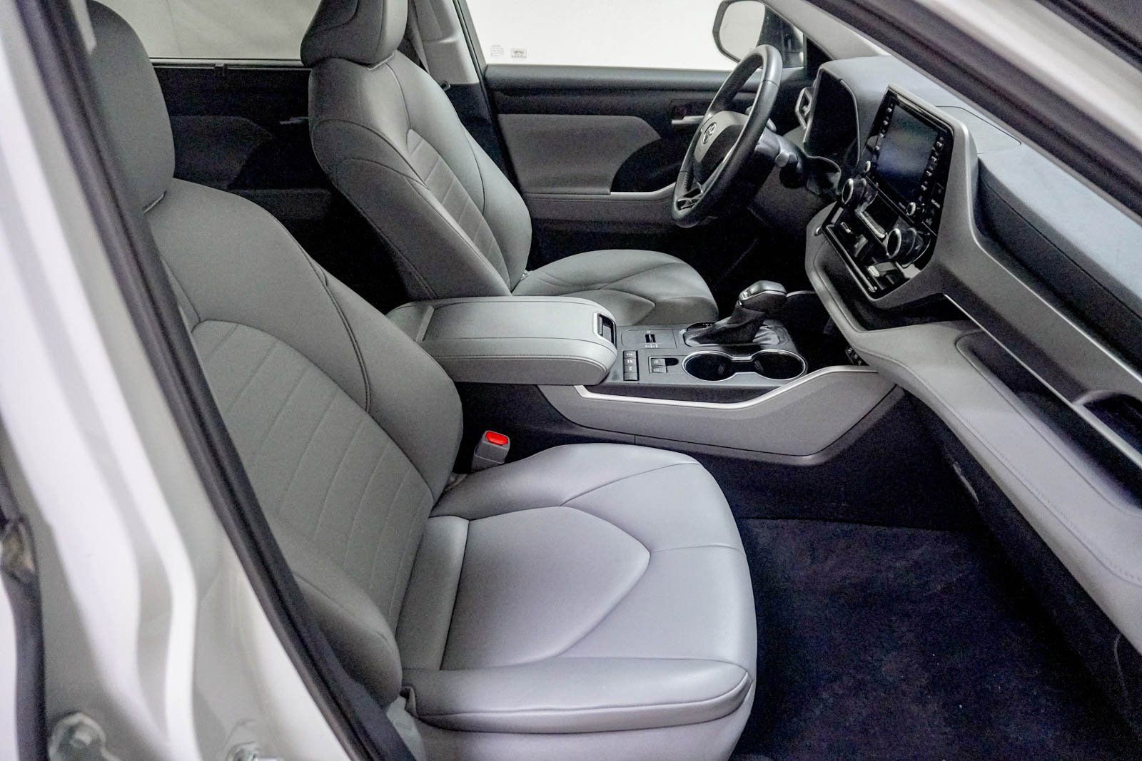 Used 2020 Toyota Highlander XLE image 32