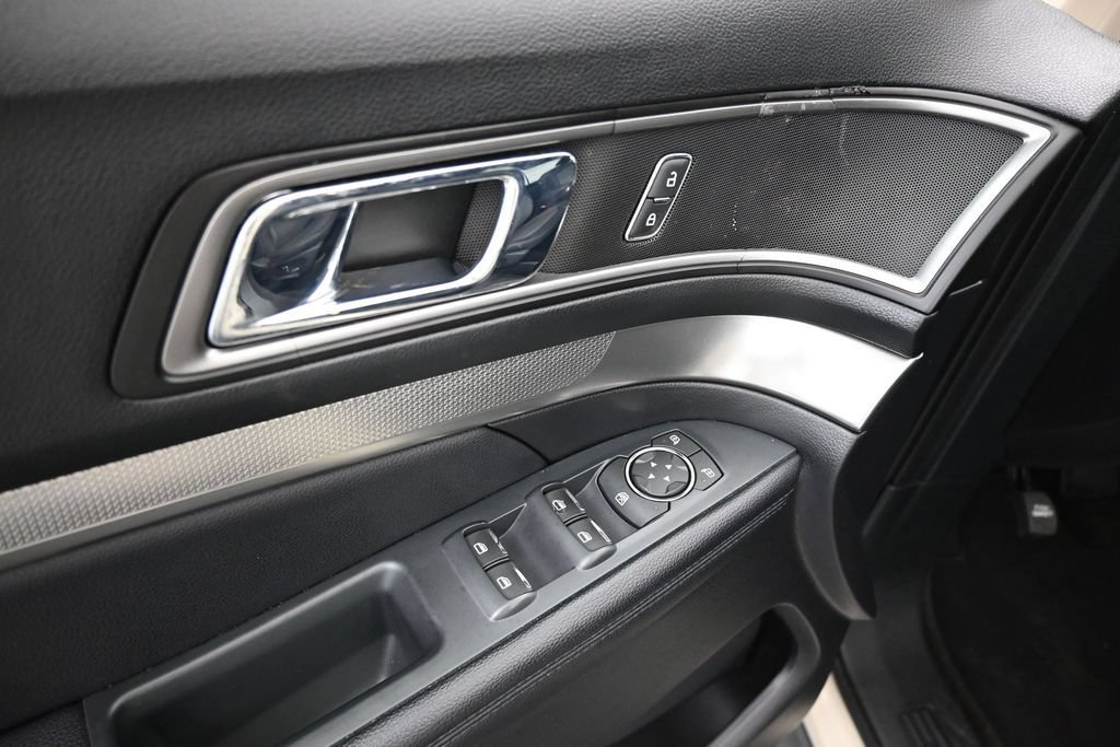 Certified 2018 Ford Explorer XLT w/ Equipment Group 201A FWD image 17
