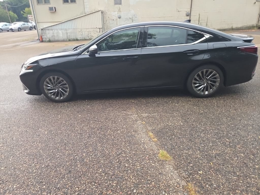 Used 2024 Lexus ES 300h Ultra Luxury w/ Accessory Package (Z1) FWD image 8