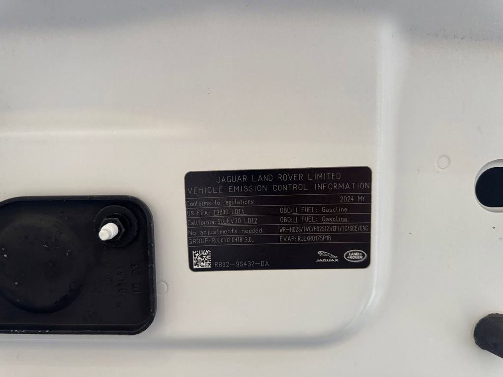 Used 2024 Land Rover Defender 130 X-Dynamic SE image 32