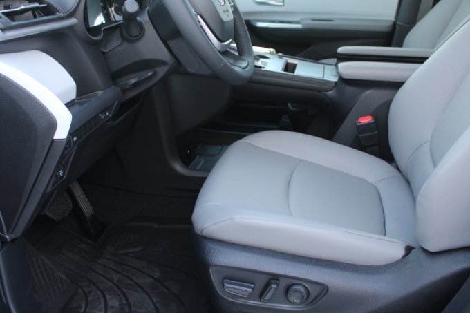 New 2026 Toyota Sienna XLE FWD image 11