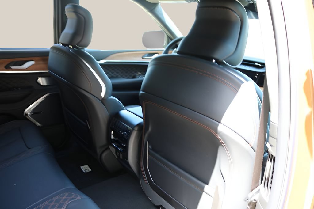 New 2026 Jeep Grand Cherokee Summit w/ Obsidian Package AWD/4WD image 19