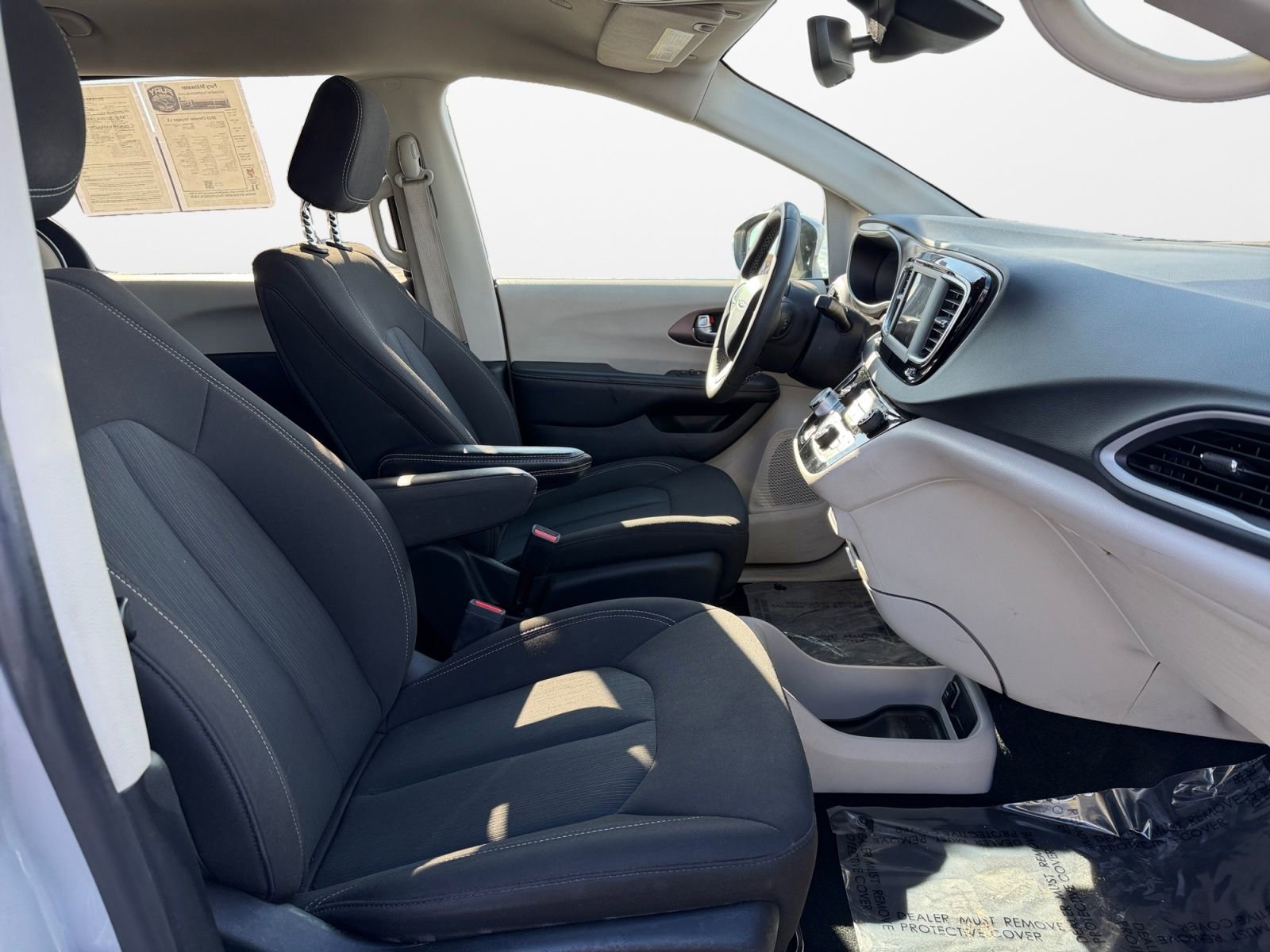 Used 2023 Chrysler Voyager LX image 15