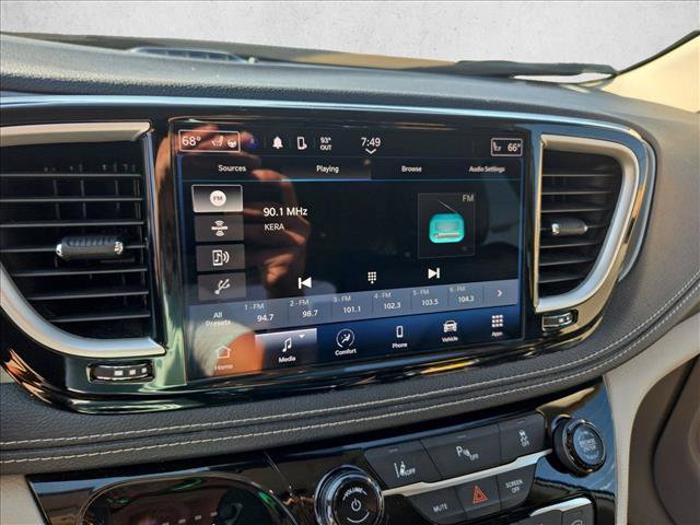 Used 2023 Chrysler Pacifica Touring-L FWD image 13