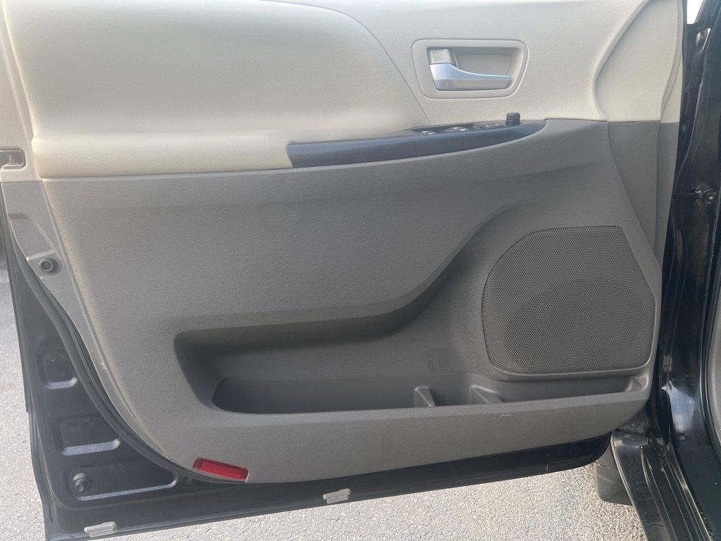 Used 2017 Toyota Sienna LE w/ Protection Package image 10