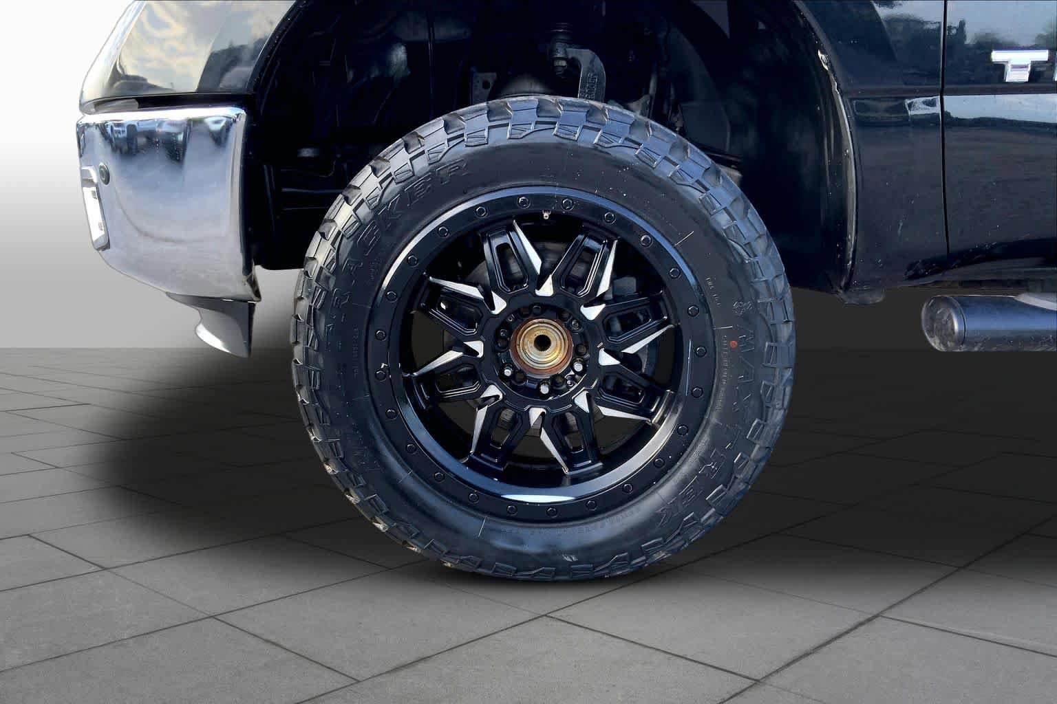 Used 2018 Nissan Titan SV w/ SV Convenience Package image 11