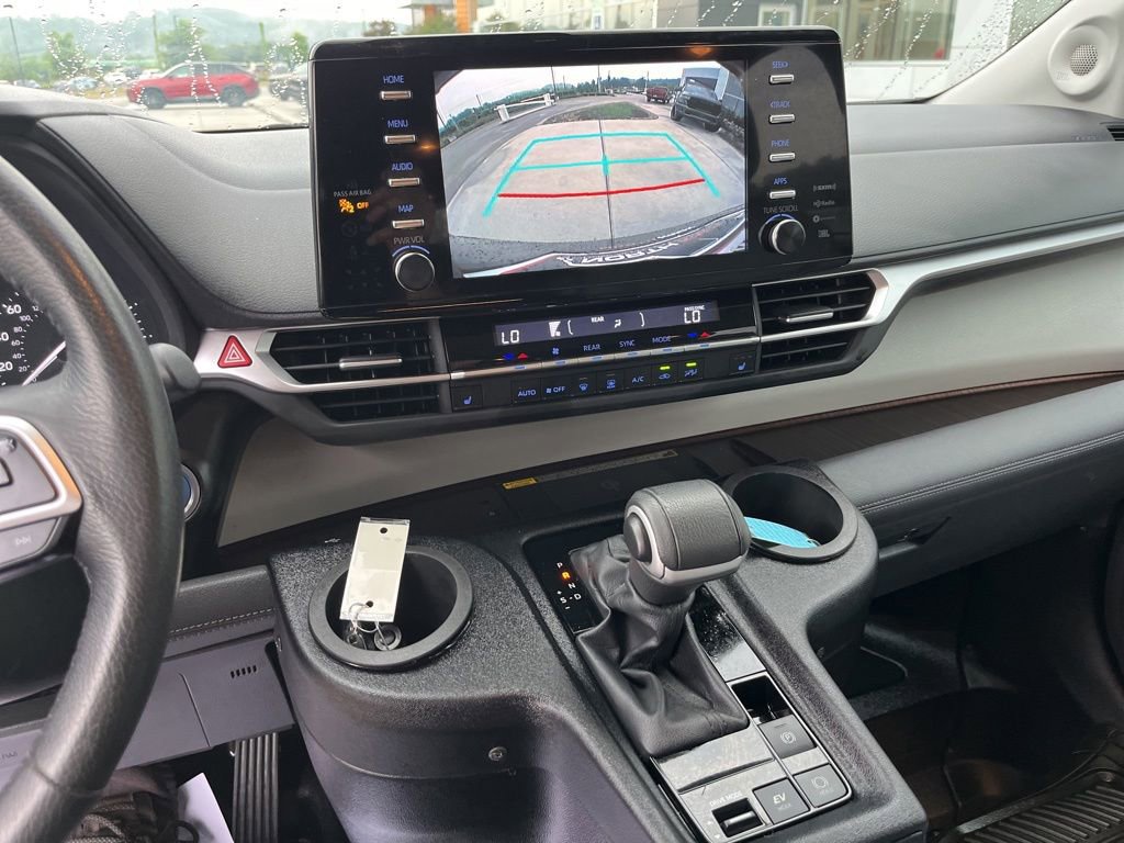 Used 2024 Toyota Sienna XLE w/ XLE Plus Package FWD image 9