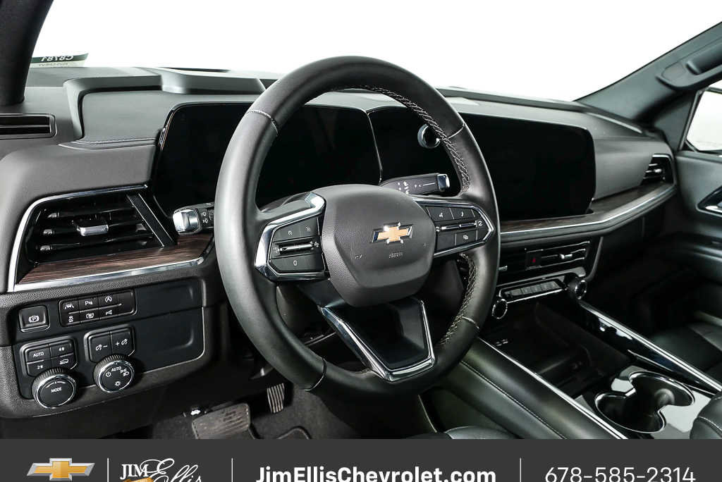 Used 2025 Chevrolet Suburban LT AWD/4WD image 4