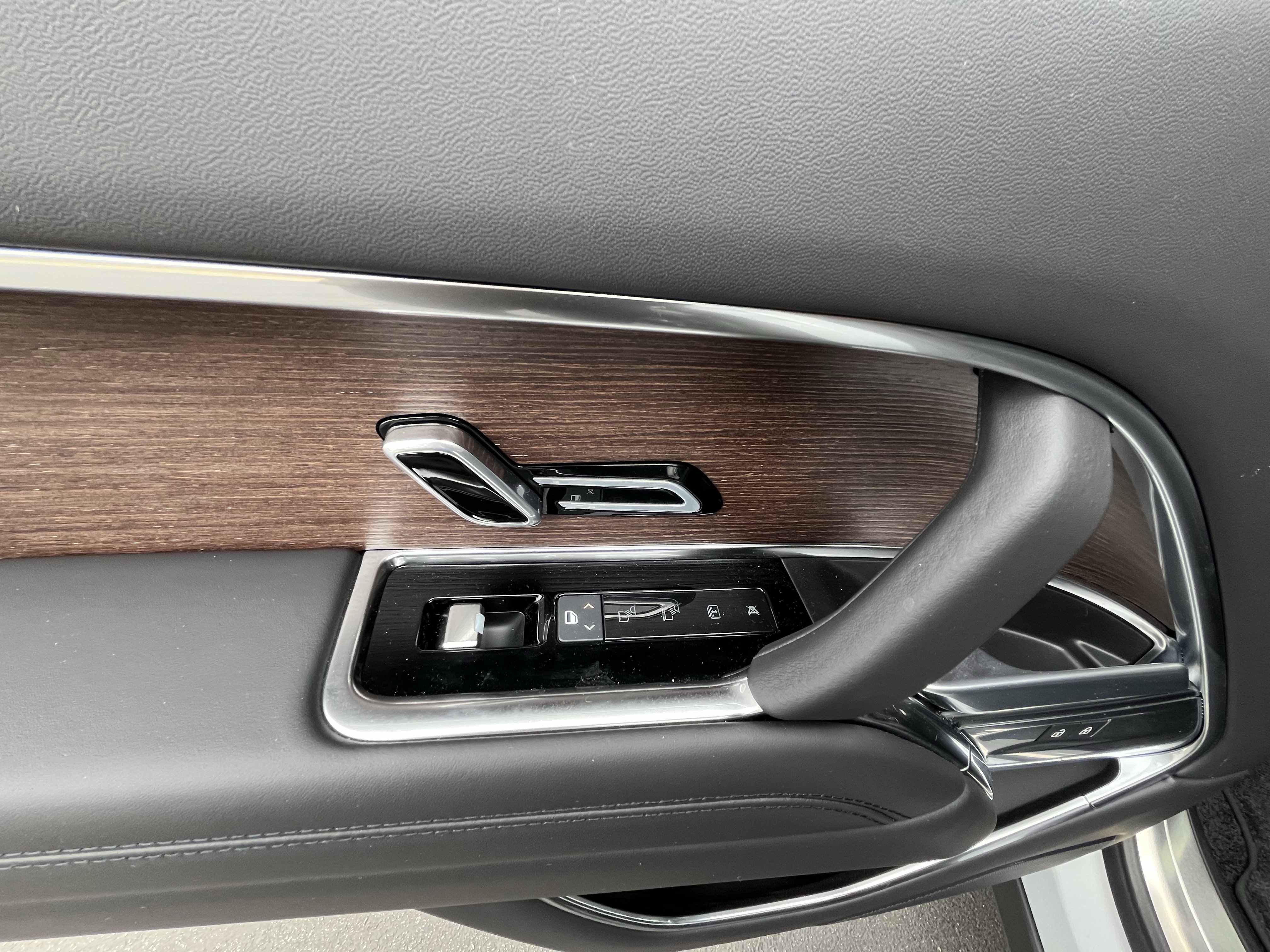 Certified 2025 Land Rover Range Rover SE image 29