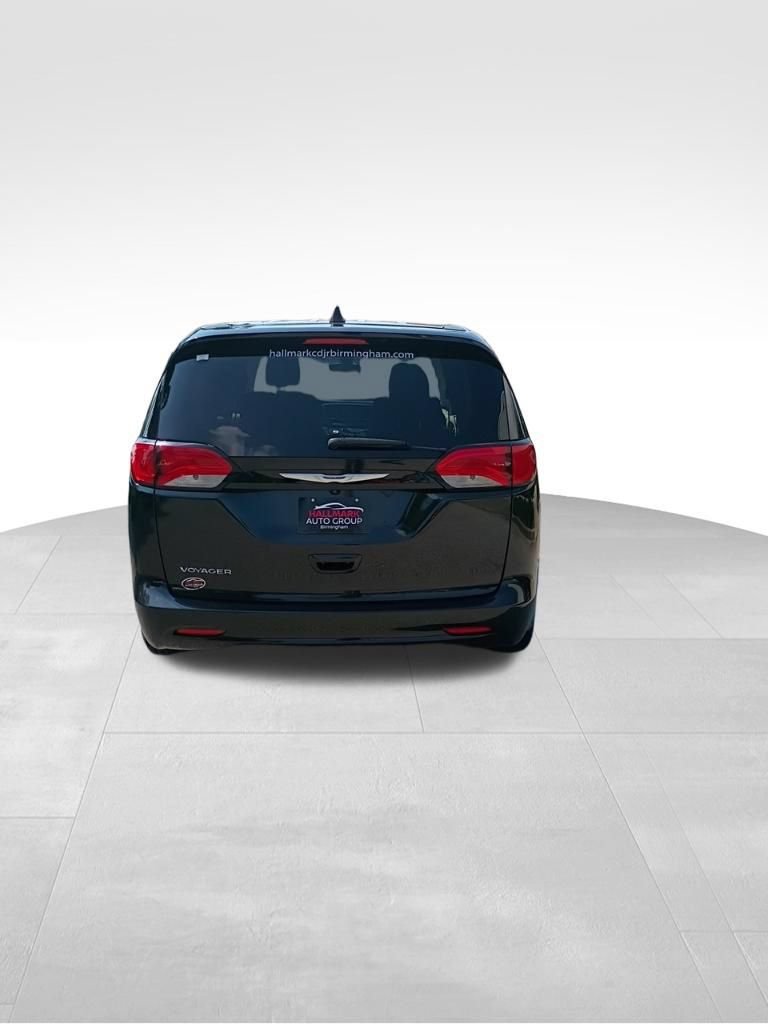 Used 2022 Chrysler Voyager LX FWD image 4