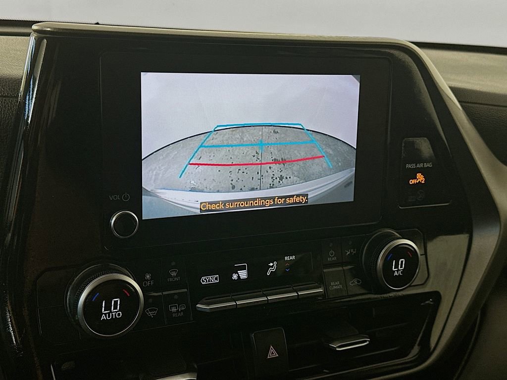 Used 2024 Toyota Highlander LE FWD image 20
