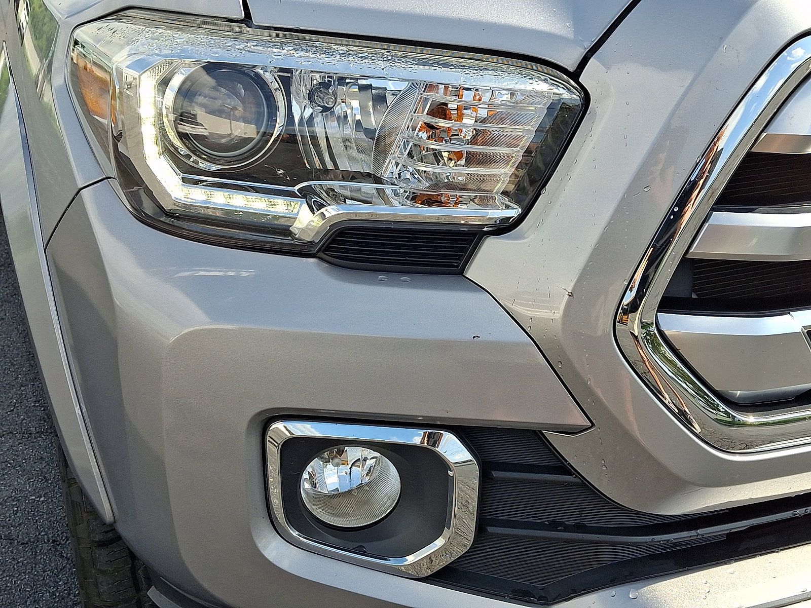 Used 2018 Toyota Tacoma Limited AWD/4WD image 9