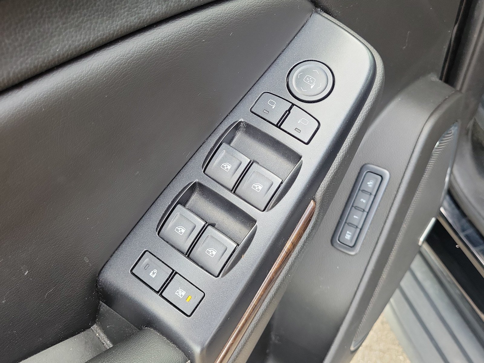 Used 2018 Chevrolet Suburban LT AWD/4WD image 14