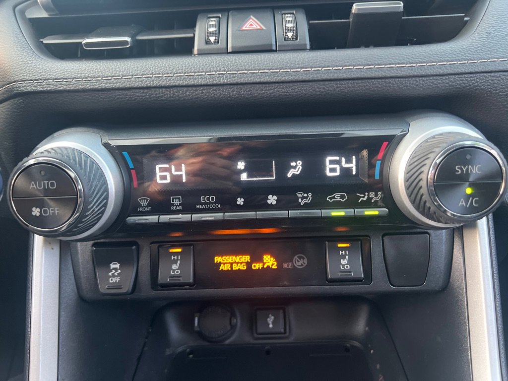 Used 2021 Toyota RAV4 XLE Premium image 32