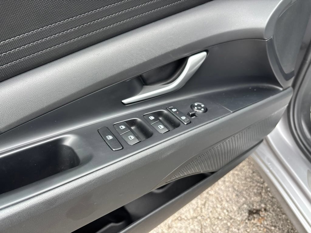 Used 2025 Hyundai Elantra SE FWD image 15